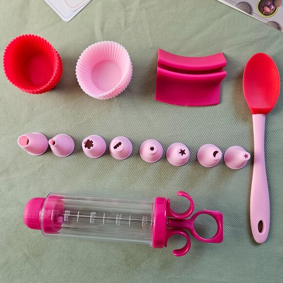 Cupcake Decorating Set‎ with 10 Recipe Cards in English and French - Picture 2 of 6